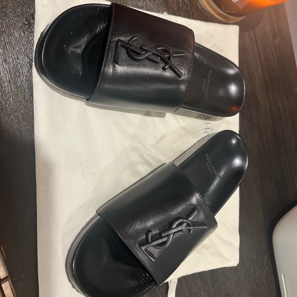 Really Good condition size is 3.5 but it fit a size 5